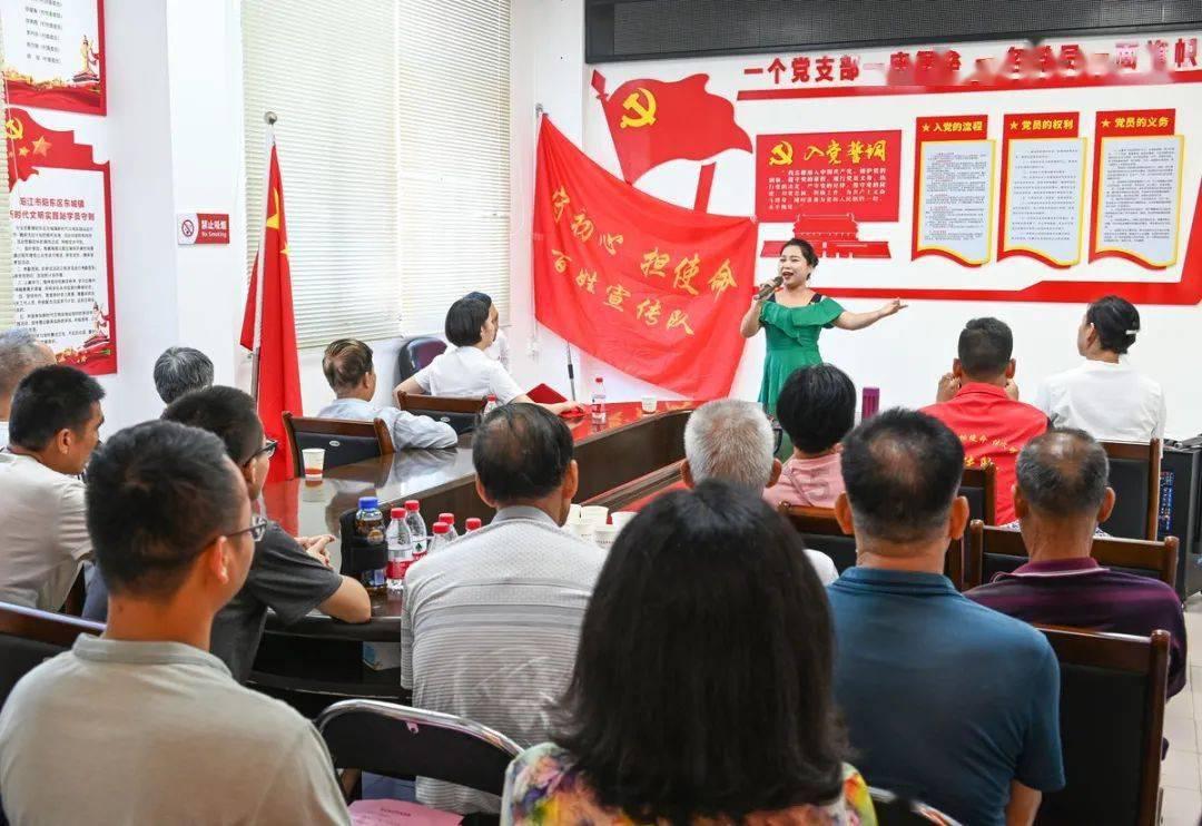 穿打底裤要自信,外穿也能吸引众人的目光